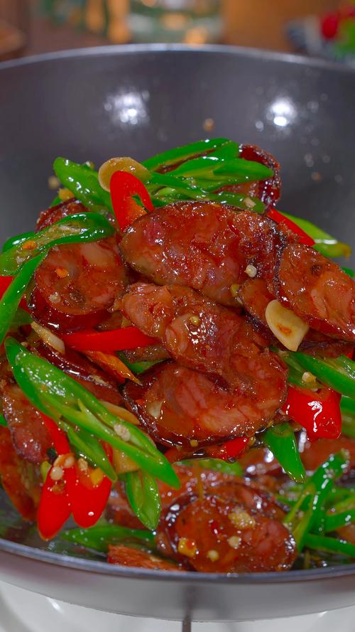 湘味飘香，青椒炒红肠,一场味蕾与视觉的盛宴(青椒炒红肠湘菜图片) 湘味飘香，青椒炒红肠,一场味蕾与视觉的盛宴(青椒炒红肠湘菜图片) 饮食拾萃