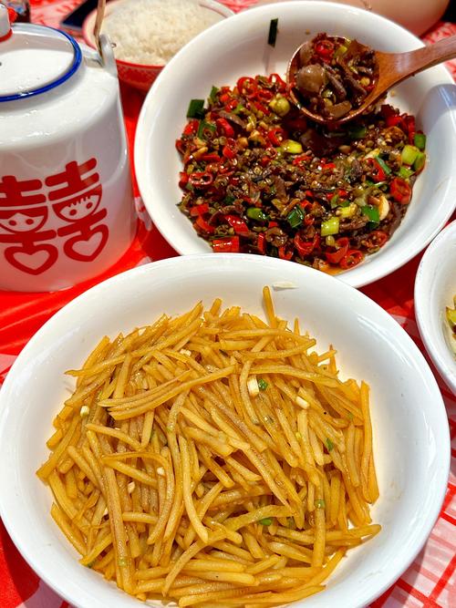 湘菜辣椒炒红萝卜片,传统与创新碰撞出的美味佳肴(湘菜辣椒炒红萝卜片) 湘菜辣椒炒红萝卜片,传统与创新碰撞出的美味佳肴(湘菜辣椒炒红萝卜片) 饮食拾萃