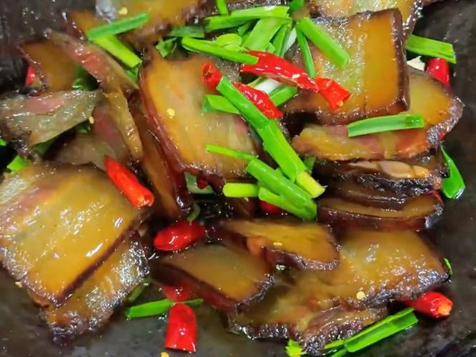 腊肉炒蒜苗_湘菜中的经典佳肴，风味独特，营养丰富(腊肉炒蒜苗湘菜做法大全) 腊肉炒蒜苗_湘菜中的经典佳肴，风味独特，营养丰富(腊肉炒蒜苗湘菜做法大全) 饮食拾萃