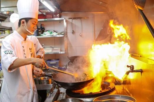 京师湘韵，辣椒炒腊肉,传统湘菜在现代的演绎_北京厨师做湘菜辣椒炒腊肉 京师湘韵，辣椒炒腊肉,传统湘菜在现代的演绎_北京厨师做湘菜辣椒炒腊肉 饮食拾萃