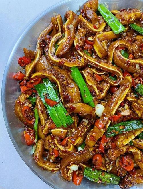 湘味飘香，芹菜炒卤猪耳朵,传统湘菜的魅力所在_湘菜芹菜炒卤猪耳朵的做法 湘味飘香，芹菜炒卤猪耳朵,传统湘菜的魅力所在_湘菜芹菜炒卤猪耳朵的做法 饮食拾萃