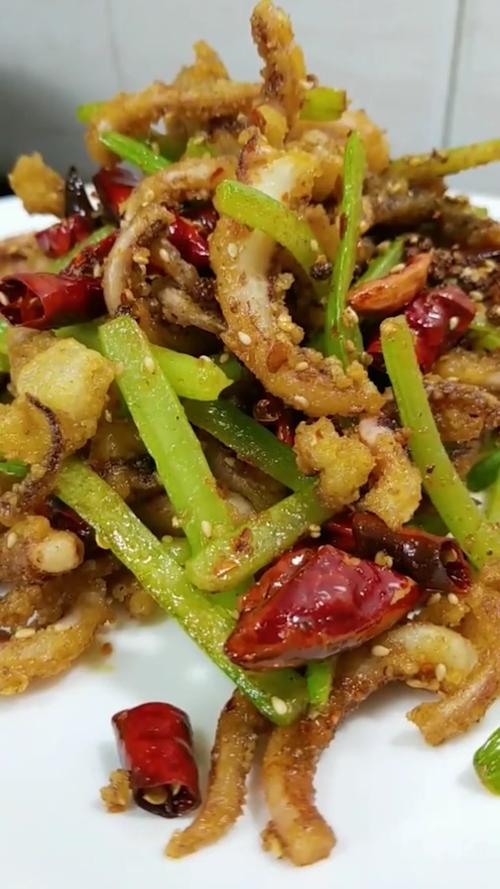 湘菜干椒鱿鱼,辣中带鲜，回味无穷_湘菜干椒鱿鱼怎么做 湘菜干椒鱿鱼,辣中带鲜，回味无穷_湘菜干椒鱿鱼怎么做 饮食拾萃
