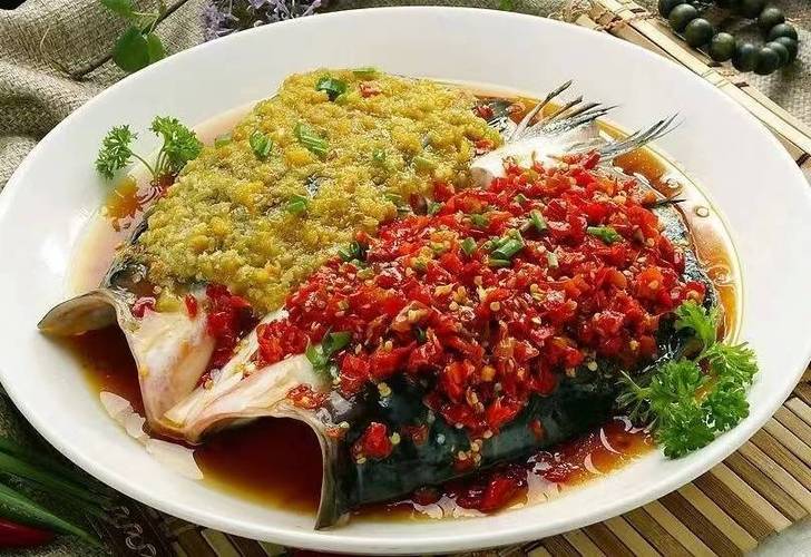 湘菜经典之作_豆豉剁椒焖鱼头，品味湖南美食的独特魅力_湘菜豆豉剁椒焖鱼头 湘菜经典之作_豆豉剁椒焖鱼头，品味湖南美食的独特魅力_湘菜豆豉剁椒焖鱼头 饮食拾萃