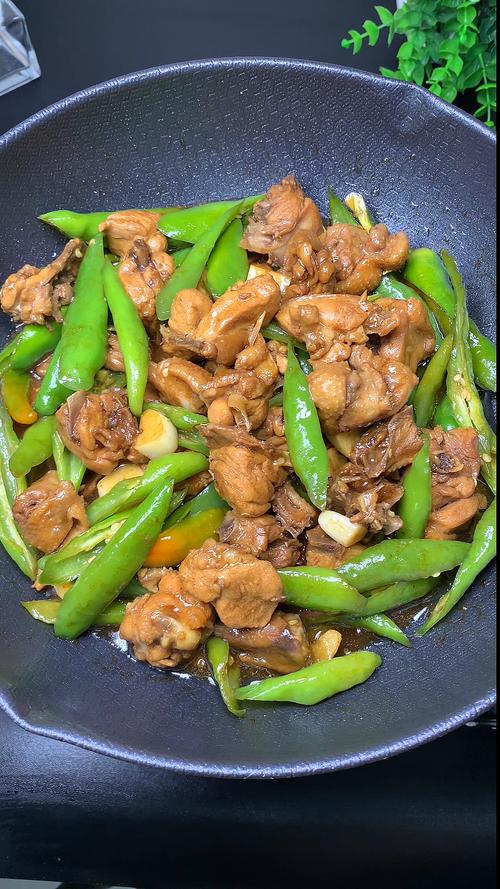 湘菜辣椒炒鸡,辣中带香，鲜嫩可口的家常美味_湘菜辣椒炒鸡的作法和配料 湘菜辣椒炒鸡,辣中带香，鲜嫩可口的家常美味_湘菜辣椒炒鸡的作法和配料 饮食拾萃