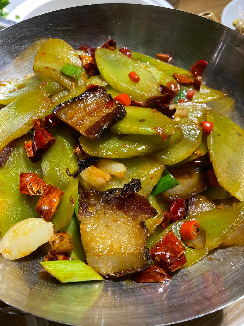 湘味佳肴_莴笋腊肉干锅的制作与品鉴_湘菜莴笋腊肉干锅怎么做 湘味佳肴_莴笋腊肉干锅的制作与品鉴_湘菜莴笋腊肉干锅怎么做 饮食拾萃