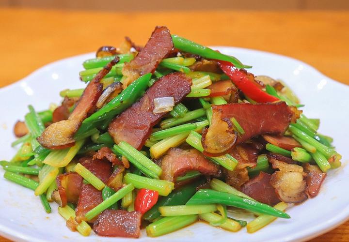 湘味浓郁，清新搭配_腊肉炒西芹的烹饪艺术_湘菜腊肉炒西芹怎么做 湘味浓郁，清新搭配_腊肉炒西芹的烹饪艺术_湘菜腊肉炒西芹怎么做 饮食拾萃