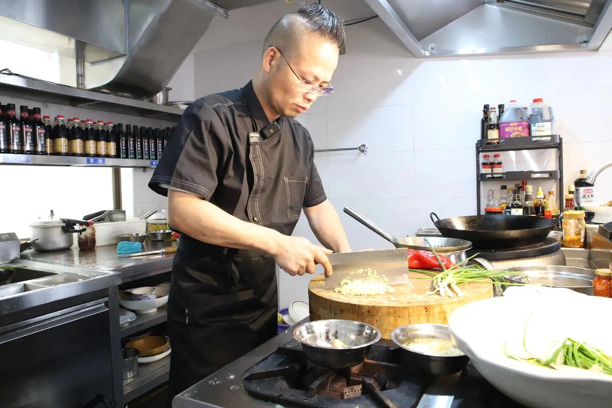湘菜厨师的一天,介绍工资与生活，介绍湘菜厨师的神秘世界_做湘菜厨师工资多少啊一天 湘菜厨师的一天,介绍工资与生活，介绍湘菜厨师的神秘世界_做湘菜厨师工资多少啊一天 饮食拾萃