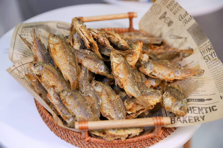 湘菜干炸小鲫鱼,传统佳肴的现代演绎_湘菜干炸小鲫鱼怎么做 湘菜干炸小鲫鱼,传统佳肴的现代演绎_湘菜干炸小鲫鱼怎么做 饮食拾萃