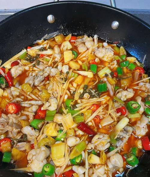 湘菜经典_泡椒牛蛙酱的熬制艺术,滋味与传统的完美融合_湘菜泡椒牛蛙酱熬制方法 湘菜经典_泡椒牛蛙酱的熬制艺术,滋味与传统的完美融合_湘菜泡椒牛蛙酱熬制方法 饮食拾萃