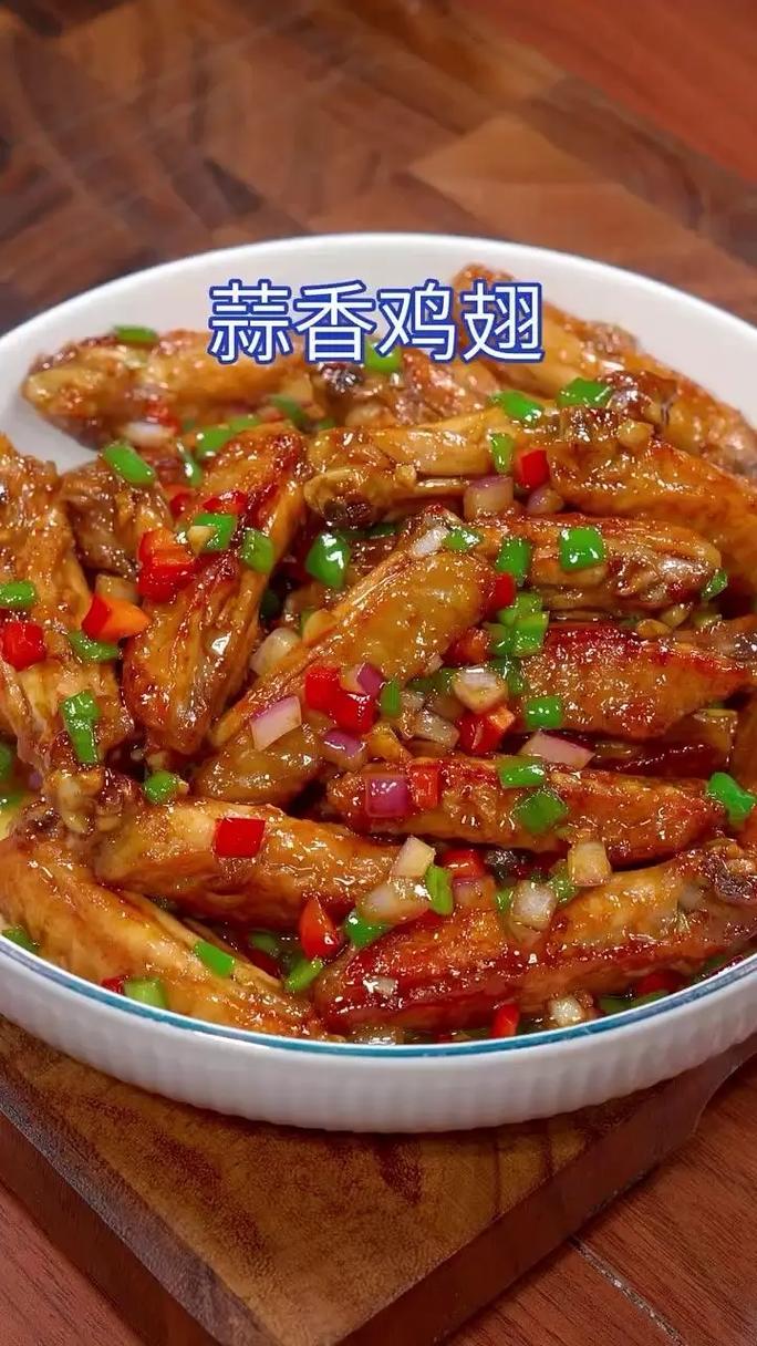 湘菜经典_蒜苔炒鸡中翅，香气扑鼻，回味悠长_蒜苔炒鸡中翅的做法湘菜 湘菜经典_蒜苔炒鸡中翅，香气扑鼻，回味悠长_蒜苔炒鸡中翅的做法湘菜 饮食拾萃