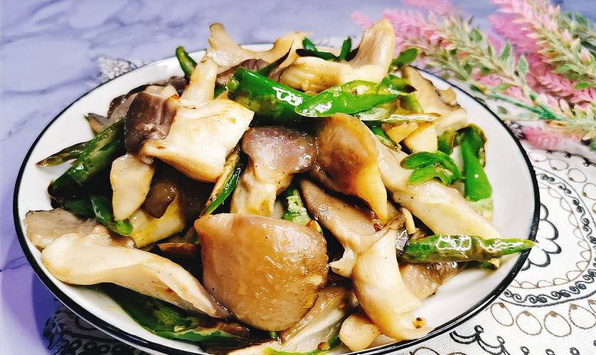 湘菜经典之作_凤尾菇炒肉，色香味俱全的家常美味_湘菜凤尾菇炒肉做法大全 湘菜经典之作_凤尾菇炒肉，色香味俱全的家常美味_湘菜凤尾菇炒肉做法大全 饮食拾萃