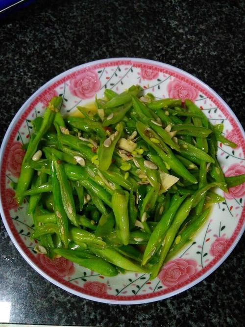 湘菜青椒炒四季豆,色泽诱人，口感鲜香，介绍家常美食新境界_湘菜青椒炒四季豆图片 湘菜青椒炒四季豆,色泽诱人，口感鲜香，介绍家常美食新境界_湘菜青椒炒四季豆图片 饮食拾萃