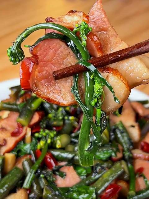 湘菜馆炒腊肉，配菜讲究，美味非凡_湘菜馆炒腊肉的配菜是什么 湘菜馆炒腊肉，配菜讲究，美味非凡_湘菜馆炒腊肉的配菜是什么 饮食拾萃