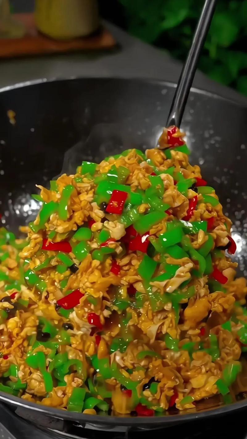 湘菜鸡蛋炒辣椒,融合香辣与鲜美的家常美味_湘菜鸡蛋炒辣椒菜名叫什么 湘菜鸡蛋炒辣椒,融合香辣与鲜美的家常美味_湘菜鸡蛋炒辣椒菜名叫什么 饮食拾萃